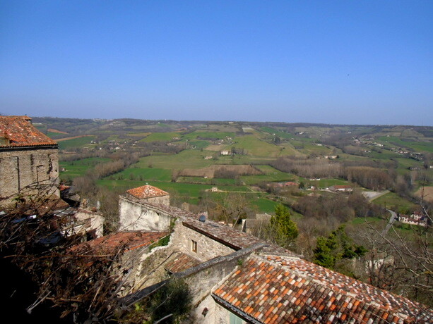 Las vistas desde el pueblo: la campiña y las casas de Cordes Sur Ciel