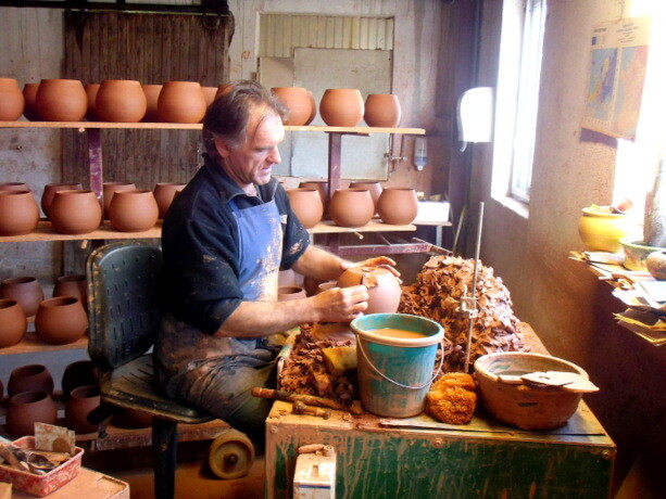 Artesano trabajando el barro