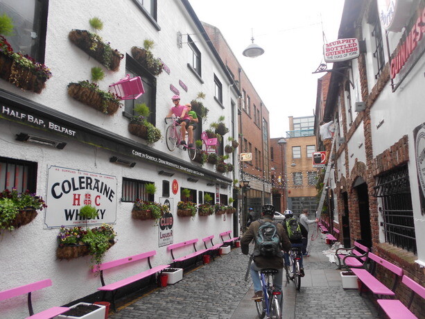 Una de las calles más famosas de pubs en el Cathedral Quarter está forrada con el rosa del Giro y bicicletas en las paredes