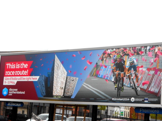 Una de las vallas publicitarias que han tomado la ciudad