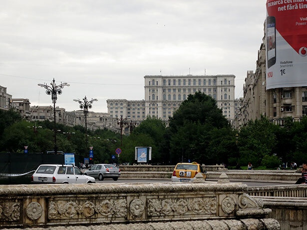 La plaza Unirii con el coloso Palacio Presidencial al fondo