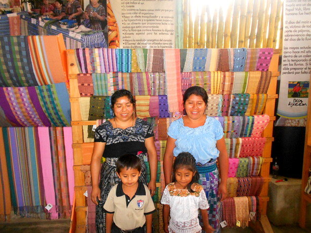 Dos de las mujeres de la cooperativa IXOQ AKJEEM