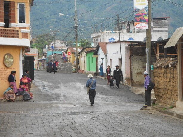 La calle principal de San Juan La Laguna y los judíos ultraortodoxos