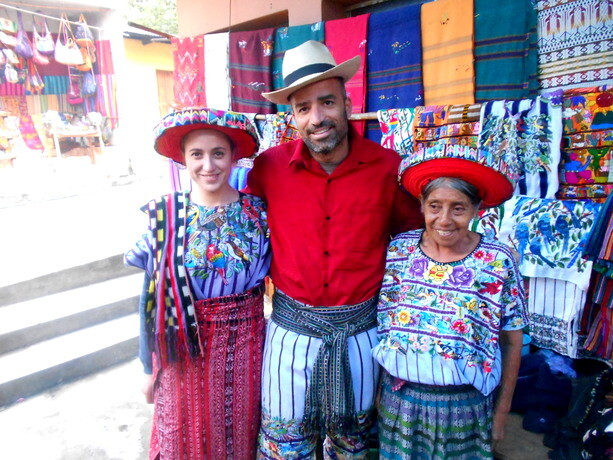 Con Inés probándonos el atuendo típico de Santiago