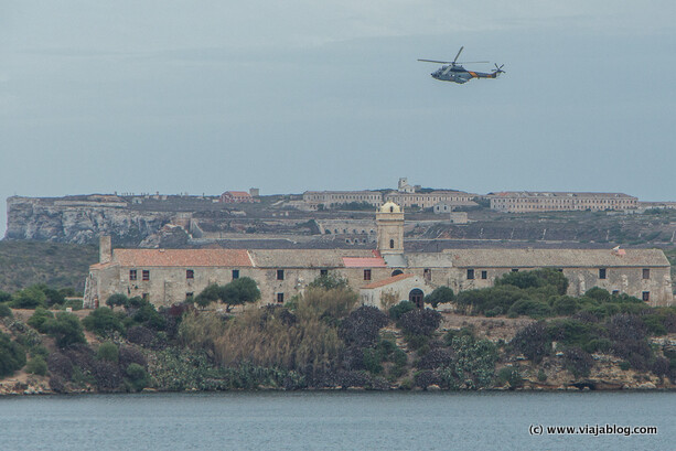 Helicóptero Puma del SAR sobre Hospital Isla del Rey, Mahón