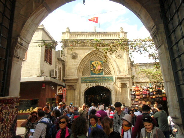 Una de las puertas de entrada al gran Bazar de Estambul