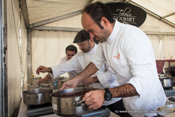 Cocineros preparando Alubias de Tolosa