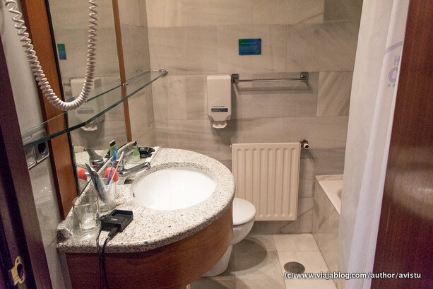 Cuarto de baño. Hotel Oria en Tolosa (cargador y dentífrico no incluidos)