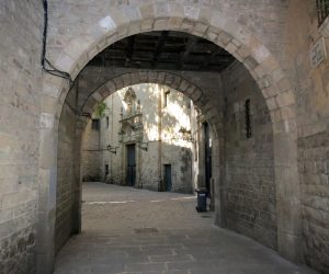 acceso a la Plaça de Sant Felip Neri