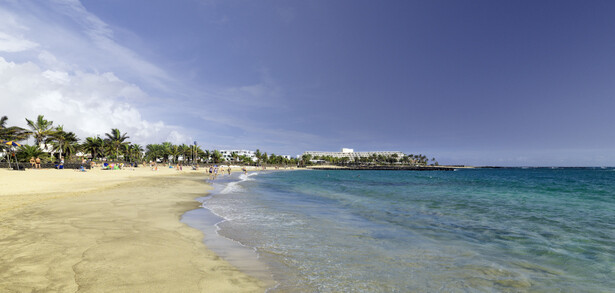 Playa junto al Hotel Barceló Teguise Beach en Lanzarote