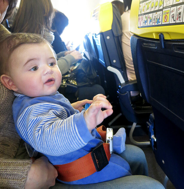 Puedo llevar el coche de mi bebe en el avion latam