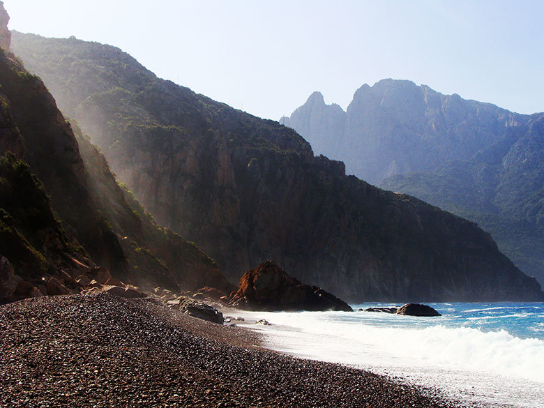 Playa rocosa en Porto, Córcega