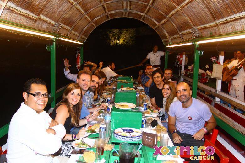 Cenando y bebiendo en la trajinera (Foto (C) Xoximilco)