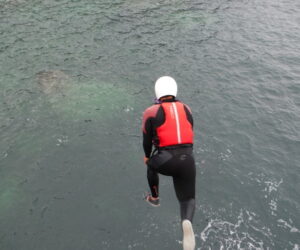 Practicando el Coasteering en Anglesey, Gales