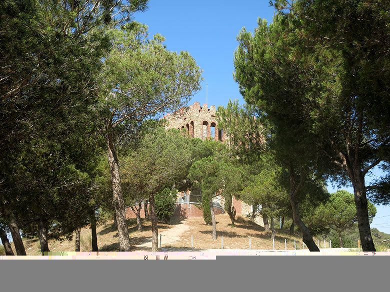 La Torre Baró que preside la colina