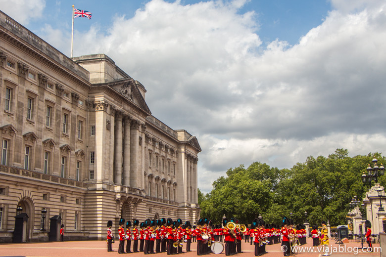 El cambio de guardia en Buckingham Palace es un espectáculo gratuito de Londres