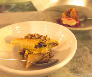 Canutillos de hojaldre rellenos de pasta de nueces, miel y aceite de oliva, The Apollo, Sidney, Australia