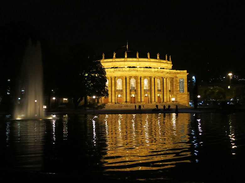 El Teatro de Stuttgart de noche