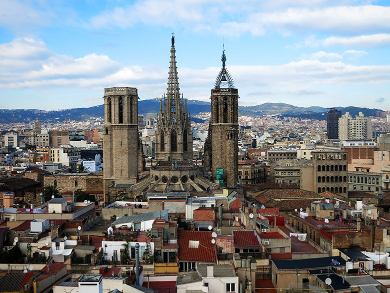 Vistas a la cercana Catedral de Barcelona desde 