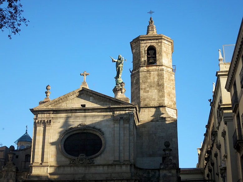 El campanario y frontal de la Basílica de la Merçè en Barcelona