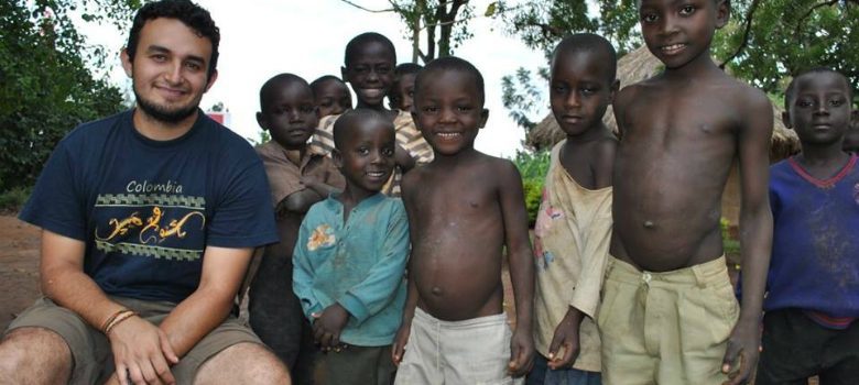 Con niños durante el voluntariado en Uganda