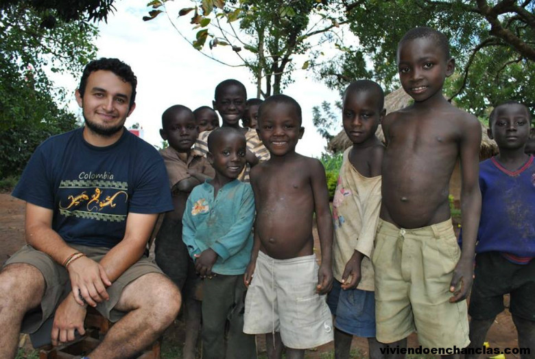 Con niños durante el voluntariado en Uganda