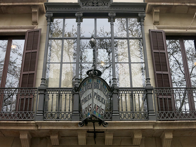 Fachada principal de la Biblioteca Arus que alberga la Estatua de la Libertad