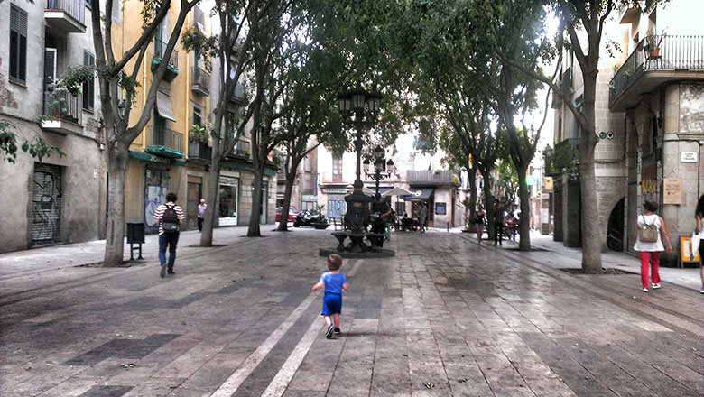 El enano corriendo por la plaza de Sant Agustí Vell