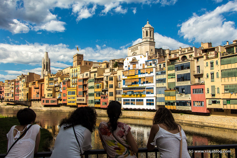 Fachada de la Casa Masó en Gerona sobre el Río Onyar