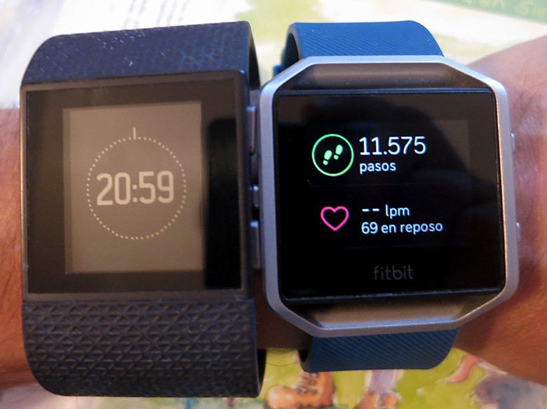 FitBit Surge a la izquierda y FitBit Blaze a la derecha