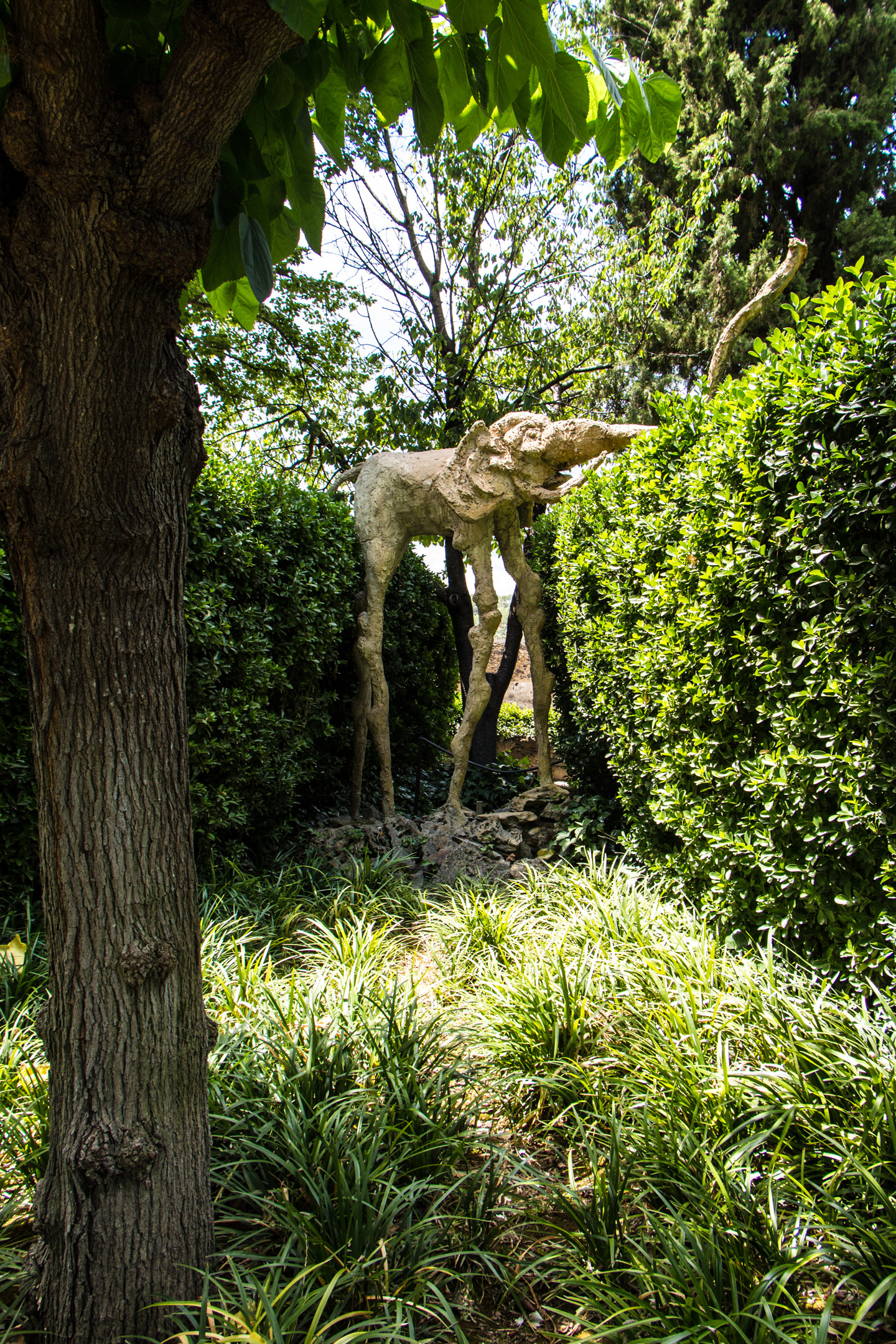 Elefante en el jardín del Museo Castillo Gala Dali, Púbol (Gerona)