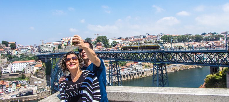 Selfie y tranvía, Puente Don Luis I, Oporto, Portugal [(C) Foto: @avistu]