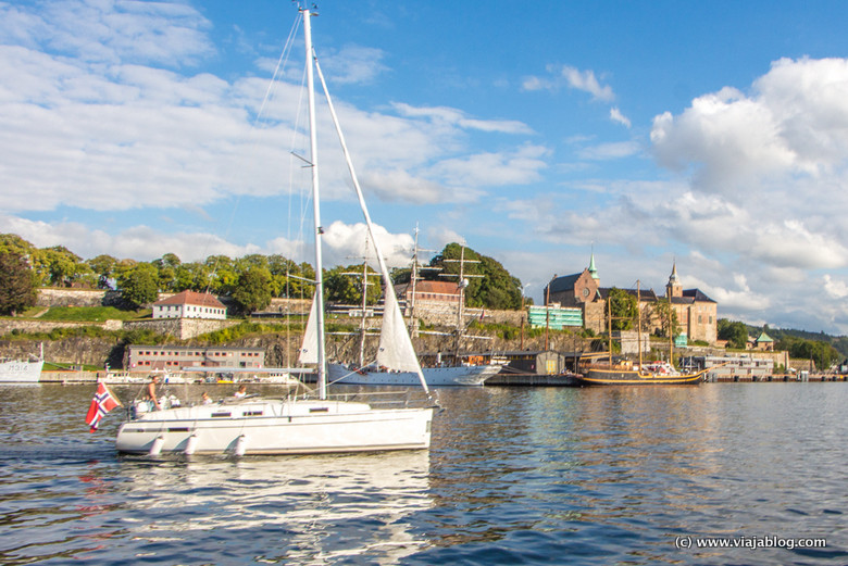 Barco en el fiordo de Oslo, Noruega