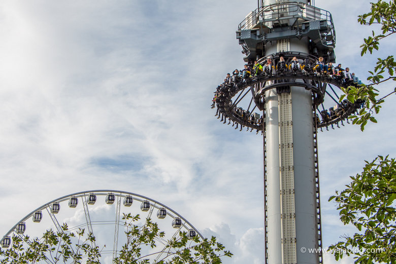 Inminente caida libre en el Parque Liseberg, Gotemburgo, Suecia
