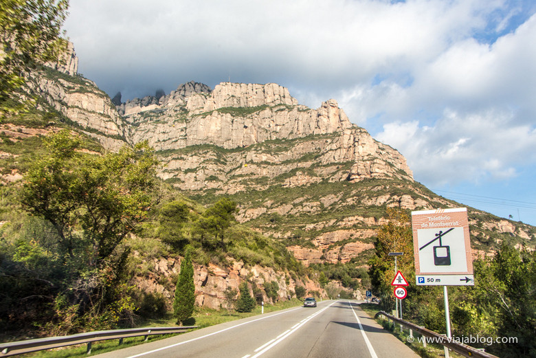 Arriba a la izquierda, el Monasterio de Montserrat, Cataluña