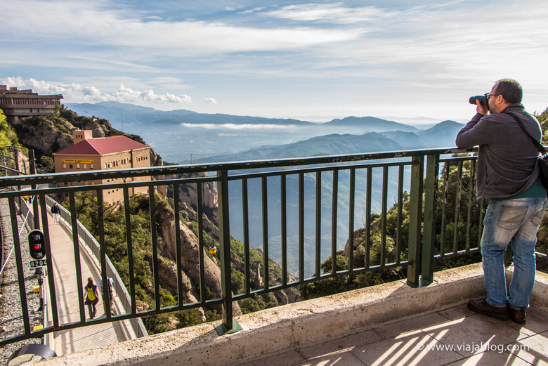 Edificio del Teleférico (Aeri) y vistas del Monasterio Montserrat, Cataluña