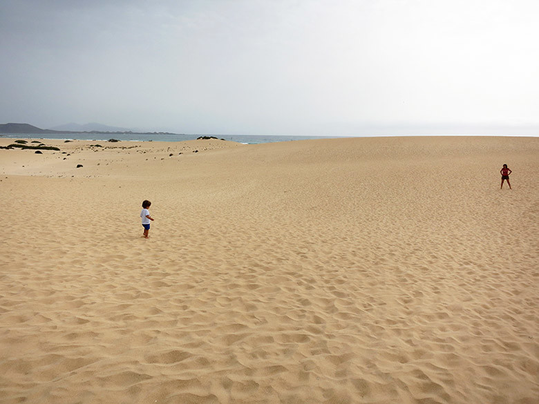 La extensa zona de dunas antes de llegar a la playa de Grandes Dunas