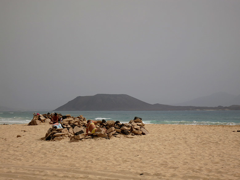 Protectores de piedra para resguardarse del viento, una técnica habitual en las playas de Fuerteventura