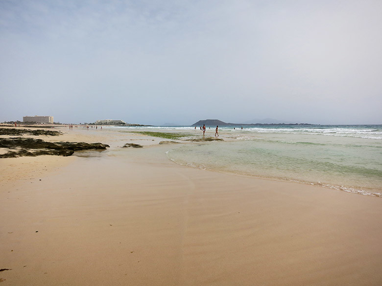 La extensa playa de Grandes Dunas al noreste de Fuerteventura