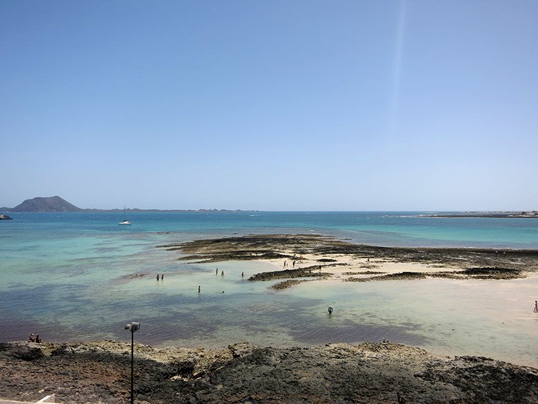 La playa de Corralejo con vistas a isla de Lobos