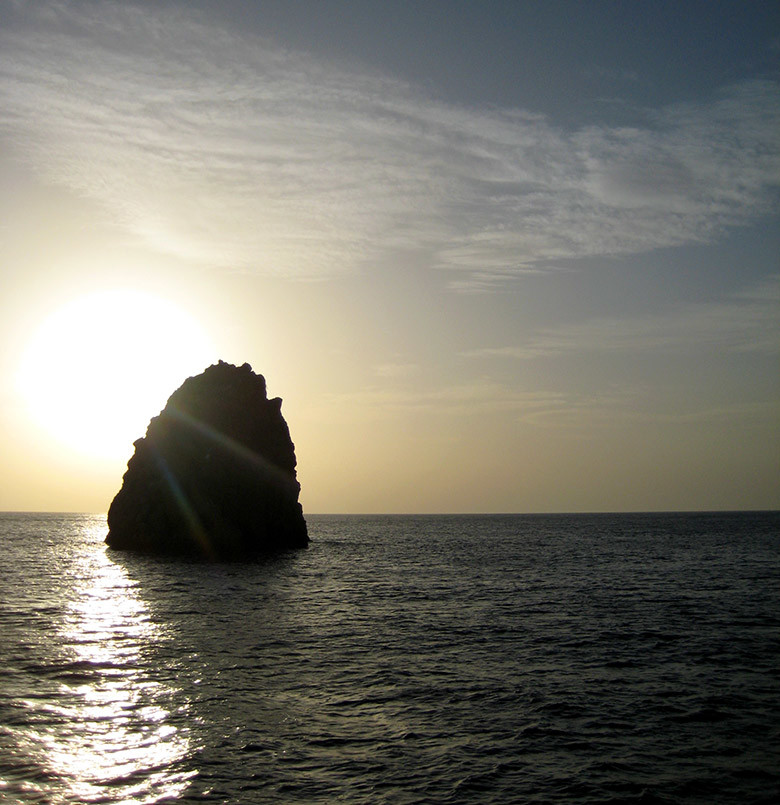 Viajando en ferry por las Eolias al atardecer