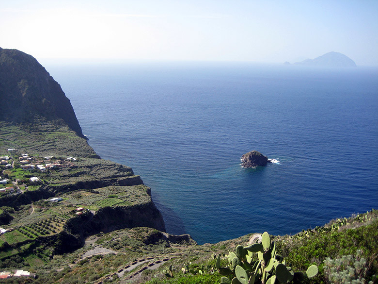 Espectaculares vistas desde Pollara en la isla de Salina