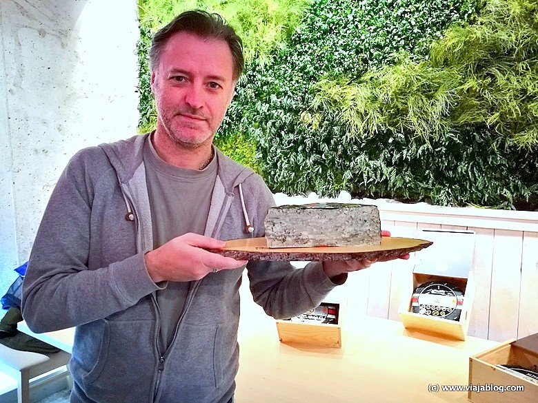 Sosteniendo el premiado Queso Cabrales El Teyedu