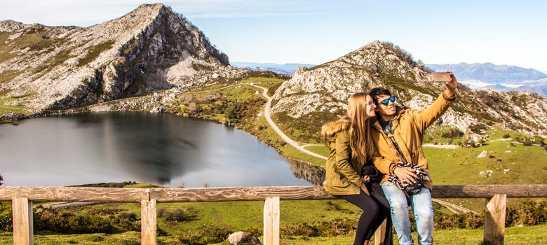 Lago Enol en los lagos de Covadonga en Asturias