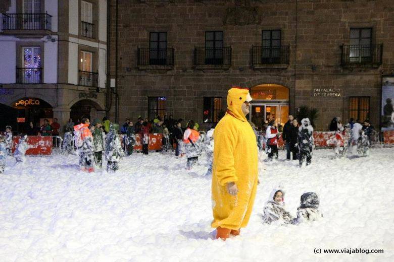 Plaza de España en Avilés cubierta de espuma en carnaval