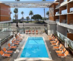 Piscina y exterior del Shore Hotel en Santa Monica