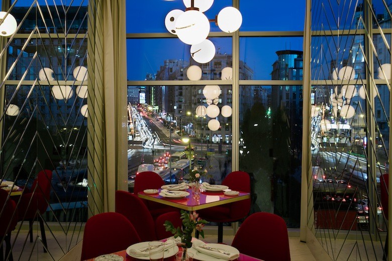 Vistas a la Gran Vía, Restaurante SOMOS Hotel Barceló Torre Madrid