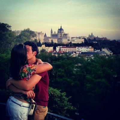 Palacio Real y la Catedral de la Almudena desde los jardínes del Templo de Debod en Madrid