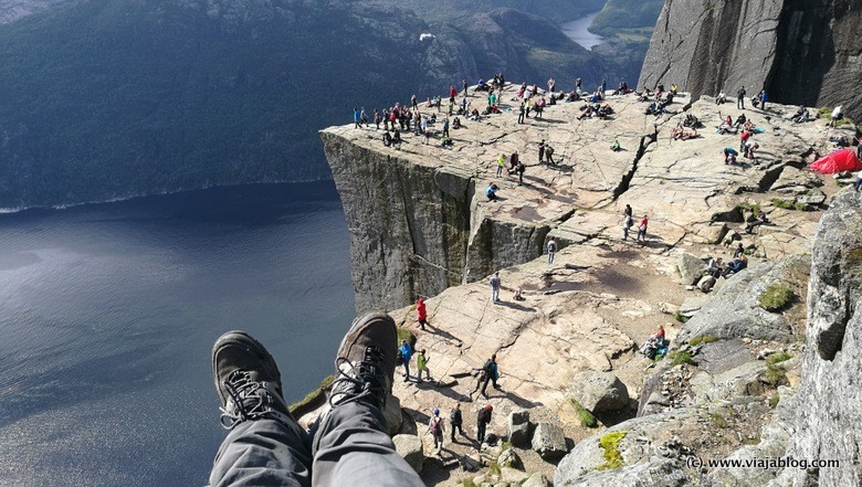 Preikestolen a mis pies Fiordos de Noruega.