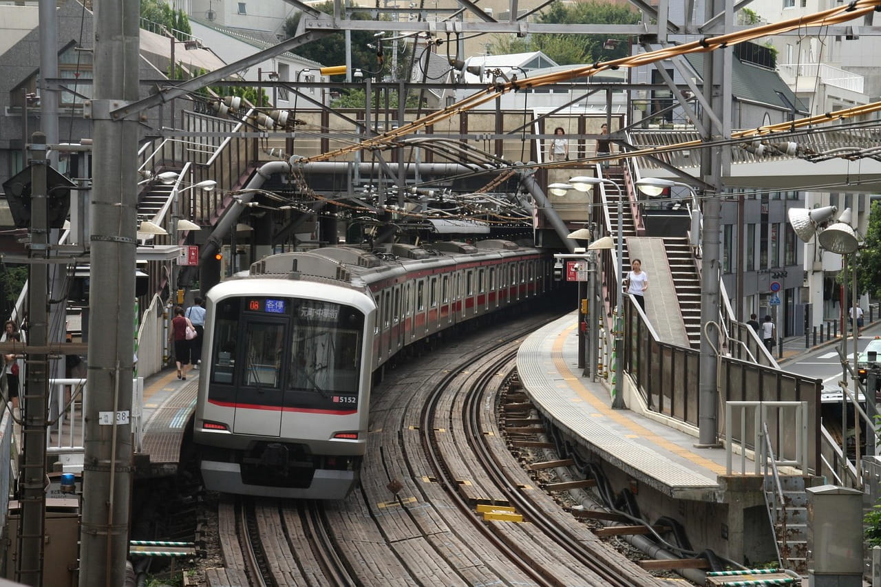 tren en ciudad